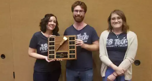 Ashley Gillett, Vincent Gendusa and Amy Taylor holding quiz bowl award
